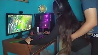 Io E Mia Sorella Ci Impegniamo In Attività Sessuali Mentre Giochiamo Al Videogioco League Of Legends
