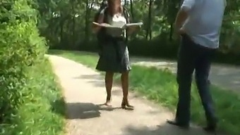 Brunette Puumat Saada Tuhma Metsässä