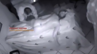 잠입 마사지 치료사가 카메라에 잡힙니다.
