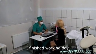 Een Eerste Keer Bezoek Aan De Gynaecoloog Met Een Bdsm-Twist