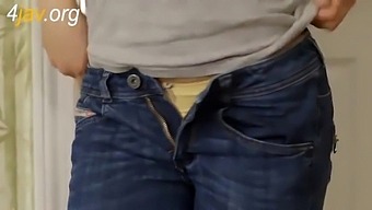 Přátelský Film S Milfkou A Její Kamarádkou