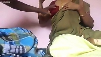 Musta Piika Saa Hänen Nännit Ja Rinnat Hierotaan Työnantajan Kotitekoinen Video