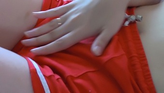 Pasangan Lesbian Ini Menikmati Syarikat Satu Sama Lain