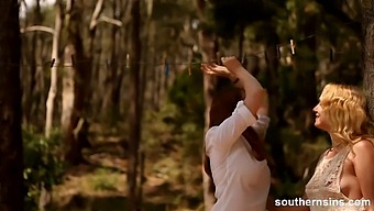 Australialaiset Lesbot Antautuvat Luonnon Valtaan