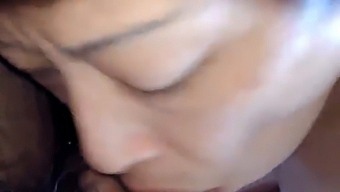 迷人的老年女性给人一种令人震撼的口交快感