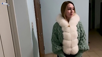 Todennettu Pariskunnan Jouluyllätys: Kuuma Kohtaaminen Ystävällinen Milf