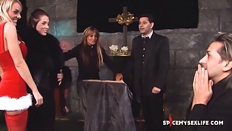 Blondýnka Santa Navštěvuje Kostel S Knězem A Jeptiškou Na Horké Setkání