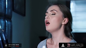 Lena Reif Vášnivě Jezdí Na Velkém Členu Svého Milence V 21 Naturals