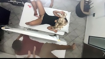 Эротический Массаж Приводит К Тому, Что Жена Делится С Доктором Перед Мужем.