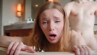 O Adolescentă Rusă Prinsă În Baie De Fratele Ei Vitreg