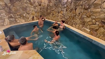 Nous Avons Visité Un Motel Avec Nos Compagnons Et Nous Nous Sommes Amusés À Nous Engager Dans Des Activités Sexuelles Tout En Portant Des Vêtements Rouges Et Transparents
