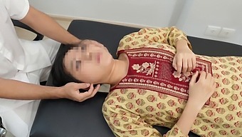 ছোট ভারতীয় মেয়ে একটি সেন্সুয়াল ম্যাসেজ দেয়