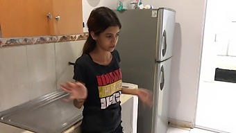Saan Siskopuoleni Antamaan Minulle Suihinoton Uudessa Talossa, Jonka Vanhempani Ostivat.